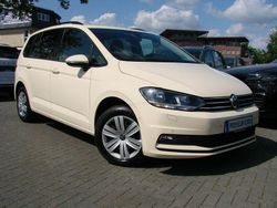 Gelb Gebraucht 2023 VW Touran Van / Kleinbus | 24.980 € (Guter Preis)