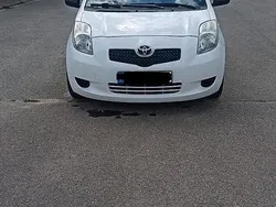 Weiß Gebraucht 2009 Toyota Yaris Cool Limousine | 2.600 € (Fairer Preis)