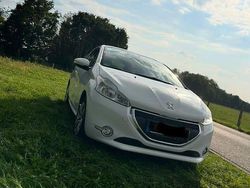 Weiß Gebraucht 2013 Peugeot 208 Active Kleinwagen | 5.800 € (Fairer Preis)