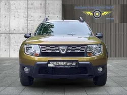 Altaigrün Gebraucht 2017 Dacia Duster Lauréate SUV | 10.600 € (Guter Preis)