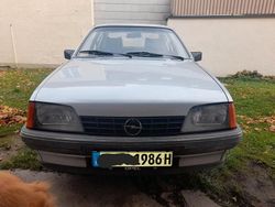 Silber Gebraucht 1986 Opel Rekord Exklusiv Limousine | 3.670 €