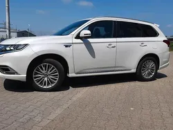 Weiß Gebraucht 2021 Mitsubishi Outlander P-HEV SUV | 22.990 € (Fairer Preis)