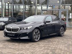 Black sapphire metallic (metallic) Gebraucht 2025 BMW 520 Sport Line Limousine | 49.380 € (Guter Preis)