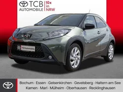 Cardamon green metallic/ night sky black Gebraucht 2022 Toyota Aygo Pulse Kleinwagen | 15.449 € (Fairer Preis)