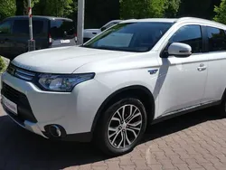 Weiß Gebraucht 2015 Mitsubishi Outlander P-HEV SUV | 16.990 € (Etwas zu teuer)