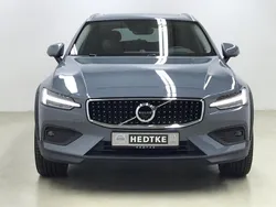 Grau Gebraucht 2022 Volvo V60 CC Pro Kombi | 34.550 € (Etwas zu teuer)