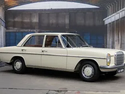 Weiß Gebraucht 1972 Mercedes 200/8 Limousine | 29.487 €