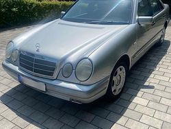 Grau Gebraucht 1999 Mercedes E200 Limousine | 2.200 € (Fairer Preis)