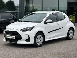 Weiß Gebraucht 2022 Toyota Yaris Comfort Limousine | 14.480 € (Fairer Preis)