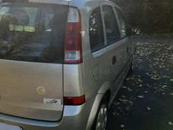 Silber Gebraucht 2003 Opel Meriva Van / Kleinbus | 2.000 €