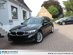 Black sapphire Gebraucht 2023 BMW 320 Kombi | 27.990 € (Guter Preis)