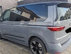 Grau Gebraucht 2023 VW Multivan Edition Van / Kleinbus | 59.900 € (Etwas zu teuer)