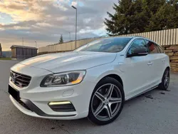 Weiß Gebraucht 2015 Volvo V60 R-Design Kombi | 15.870 € (Fairer Preis)