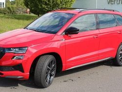 Velvetrotmetallic (metallic) Gebraucht 2024 Skoda Karoq SportLine SUV | 35.990 € (Fairer Preis)