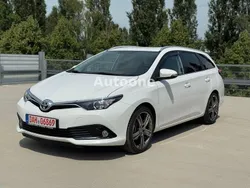 Weiß Gebraucht 2015 Toyota Auris Touring Sports Design Kombi | 8.800 € (Guter Preis)