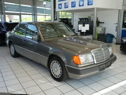 Grau Gebraucht 1990 Mercedes E230 Limousine | 6.900 €