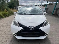 Weiß Gebraucht 2015 Toyota Aygo X-play Kleinwagen | 5.400 € (Fairer Preis)