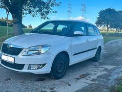 Weiß Gebraucht 2011 Skoda Fabia Classic Kleinwagen | 2.599 € (Fairer Preis)