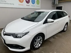 Schneeweiß Gebraucht 2016 Toyota Auris Comfort Kombi | 12.490 € (Teuer)