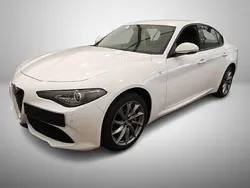 Weiß Gebraucht 2023 Alfa Romeo Giulia Ti Limousine | 30.499 € (Guter Preis)
