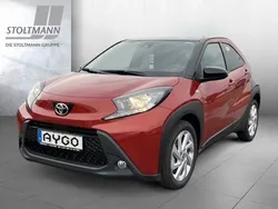 Chili red perleffekt/ night sky black Gebraucht 2023 Toyota Aygo Basis Kleinwagen | 15.888 € (Fairer Preis)