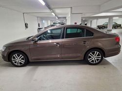 Braun Gebraucht 2013 VW Jetta Highline Limousine | 6.499 € (Guter Preis)