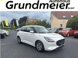 Pure white pearl metallic Neu 2024 Suzuki Swift Comfort+ Kleinwagen | 18.999 €