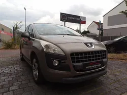 Grau Gebraucht 2011 Peugeot 3008 Premium Van / Kleinbus | 6.799 € (Etwas zu teuer)