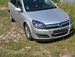 Silber Gebraucht 2005 Opel Astra Kombi | 4.980 €