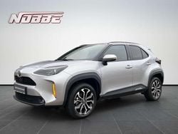 Shimmering silver metallic Gebraucht 2024 Toyota Yaris Hybrid Plus SUV | 26.480 € (Guter Preis)