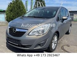 Grau Gebraucht 2012 Opel Meriva Van / Kleinbus | 2.000 € (Etwas zu teuer)