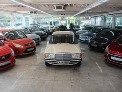 Beige Gebraucht 1975 Mercedes 200 Limousine | 4.990 €