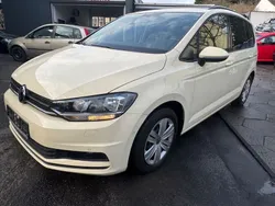 Gelb Gebraucht 2021 VW Touran Comfortline Van / Kleinbus | 14.450 € (Guter Preis)