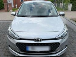 Silber Gebraucht 2015 Hyundai i20 Trend Kleinwagen | 6.900 € (Fairer Preis)