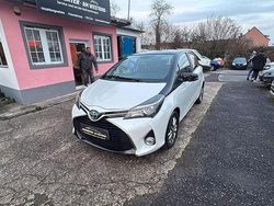 Weiß Gebraucht 2015 Toyota Yaris Hybrid Club Limousine | 11.990 € (Fairer Preis)