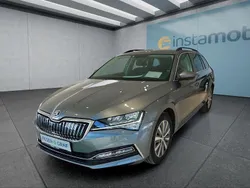 Grau Gebraucht 2022 Skoda Superb Kombi | 26.449 € (Fairer Preis)