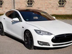 Weiß Gebraucht 2015 Tesla Model S Performance Limousine | 23.990 €