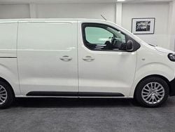 Weiß Gebraucht 2022 Opel Vivaro Edition Van / Kleinbus | 9.990 € (Superpreis)