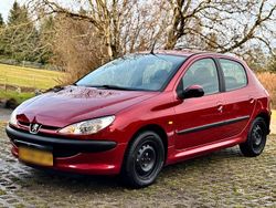 Rot Gebraucht 2005 Peugeot 206 Filou Limousine | 1.100 €