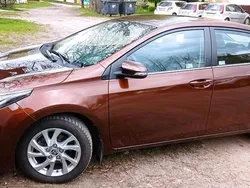 Braun Gebraucht 2017 Toyota Corolla Limousine | 15.500 € (Teuer)