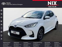 Schneeweiß Gebraucht 2022 Toyota Yaris Hybrid Basis Limousine | 19.990 € (Fairer Preis)