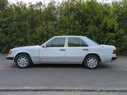 Weiß Gebraucht 1992 Mercedes 260 Limousine | 10.950 €