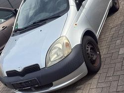 Silber Gebraucht 2001 Toyota Yaris Kleinwagen | 875 € (Fairer Preis)