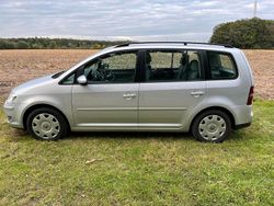 Grau Gebraucht 2010 VW Touran Van / Kleinbus | 3.990 € (Guter Preis)
