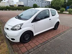 Weiß Gebraucht 2010 Toyota Aygo Kleinwagen | 1.250 € (Fairer Preis)