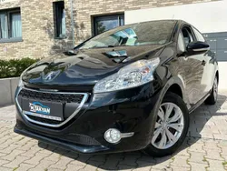 Lackierung schwarz perla nera/ Gebraucht 2013 Peugeot 208 Active Kleinwagen | 6.999 € (Fairer Preis)