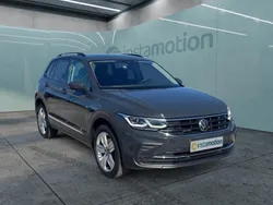 Grau Gebraucht 2021 VW Tiguan Life SUV | 36.650 €