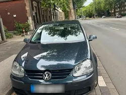 Blau Gebraucht 2004 VW Golf V Kleinwagen | 2.700 € (Fairer Preis)