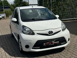 Weiß Gebraucht 2013 Toyota Aygo Cool Kleinwagen | 5.499 € (Fairer Preis)