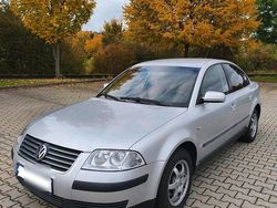 Grau Gebraucht 2002 VW Passat Limousine | 2.000 € (Etwas zu teuer)